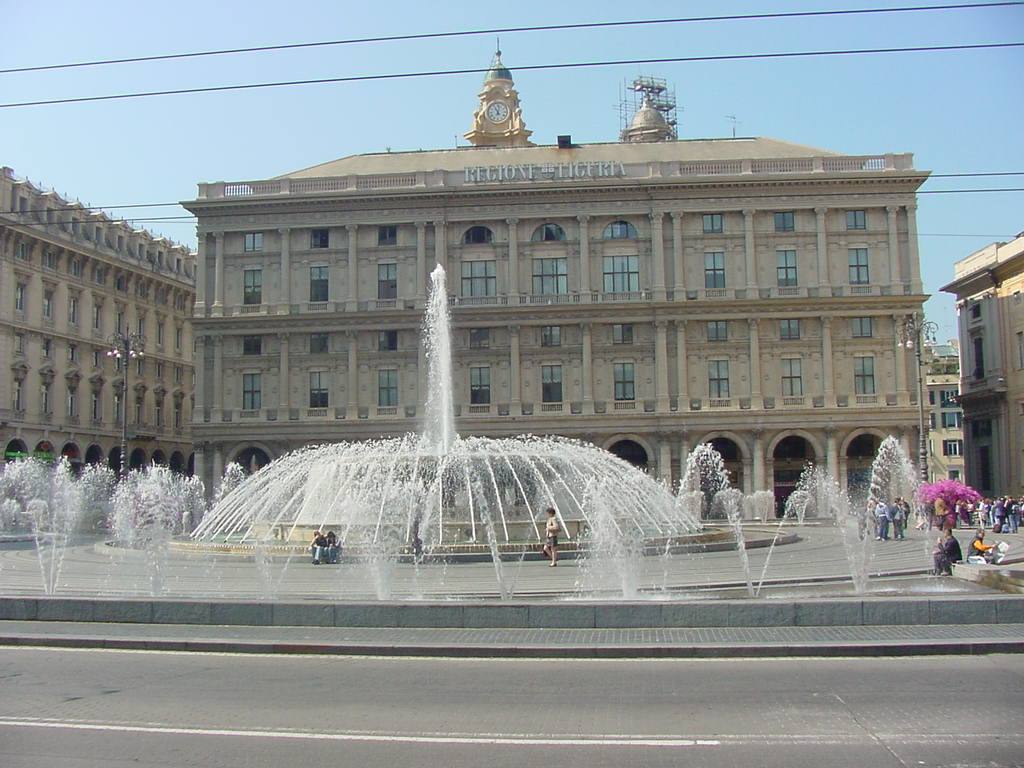 Fontana con getti d'acqua su piazza De Ferrari a Genova, palazzo cinquecento