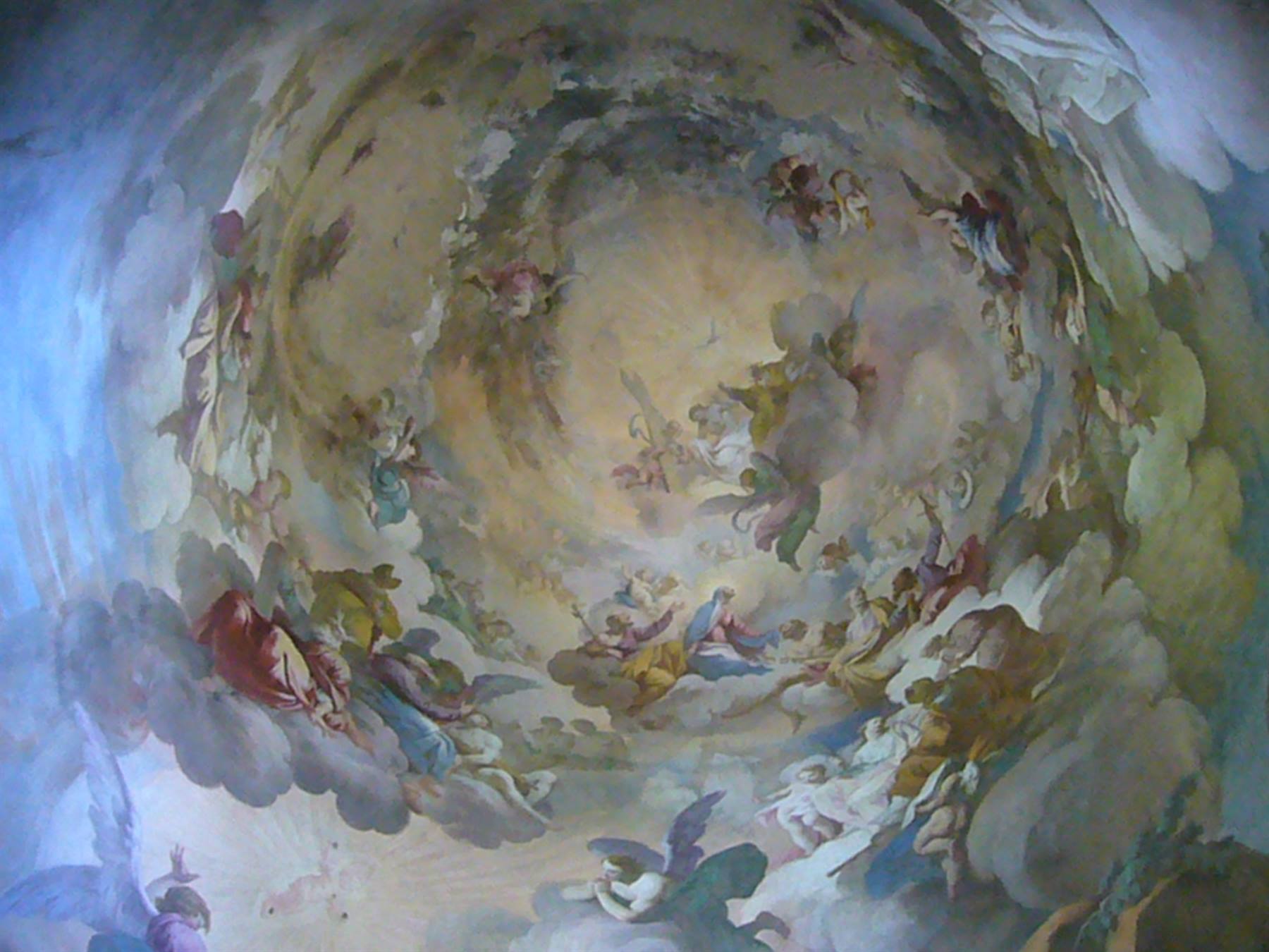 Affresco barocco con angeli e nuvole dipinto sulla volta di una chiesa
