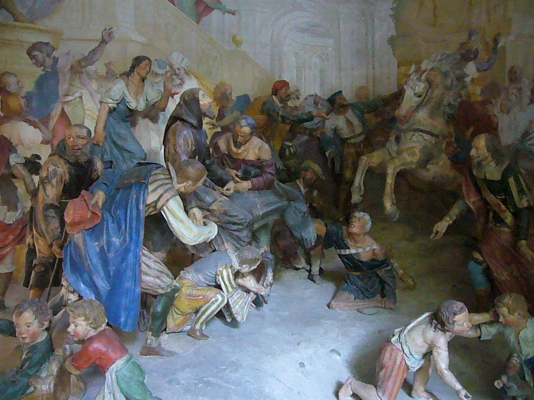Gruppo di statue in terracotta dipinte: folla contadina e cavallo, luce diffusa