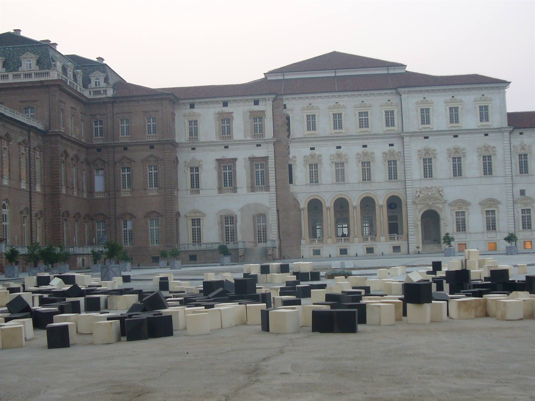 LA REGGIA DALL'INGRESSO