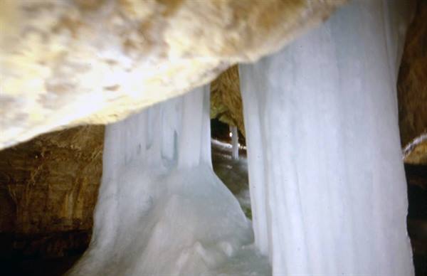 GROTTA DI GHIACCIO DI DEMANOVSKA