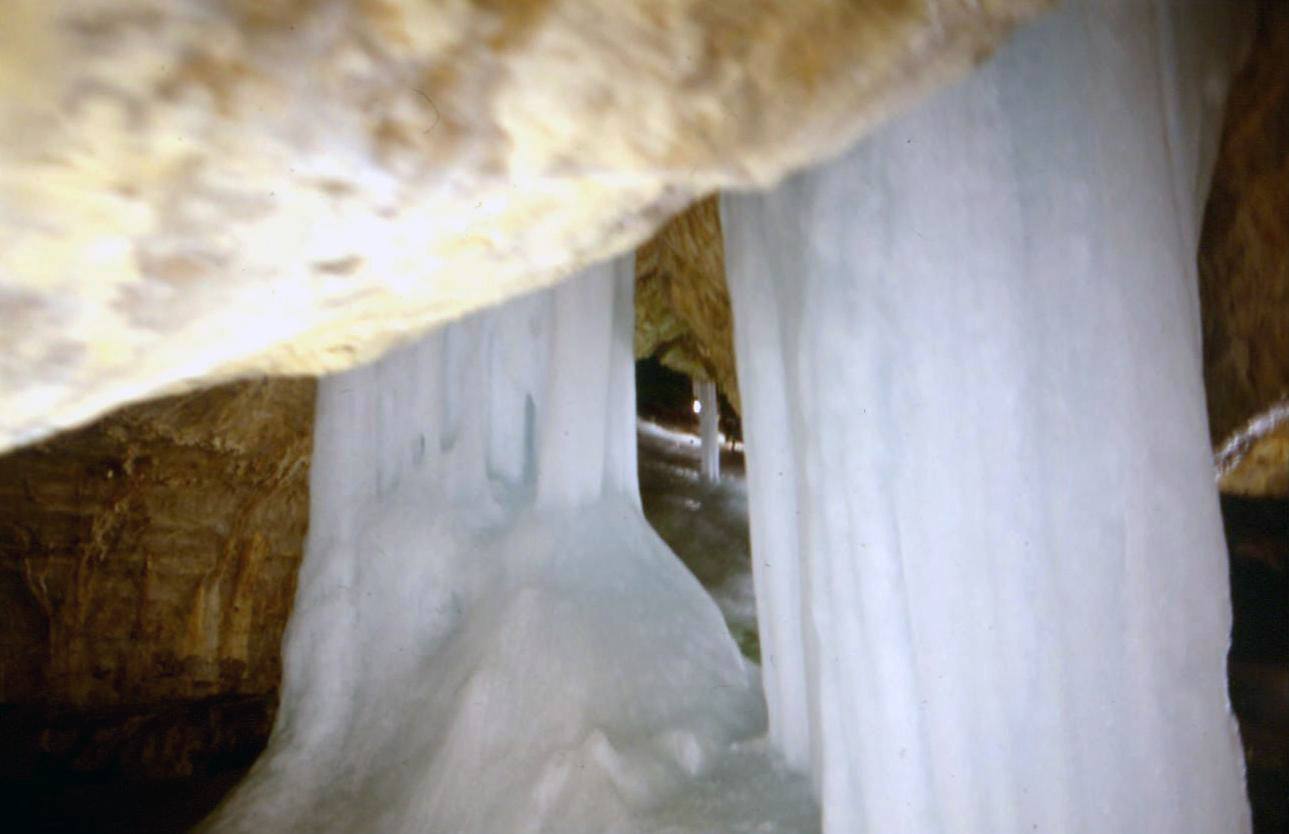 GROTTA DI GHIACCIO DI DEMANOVSKA