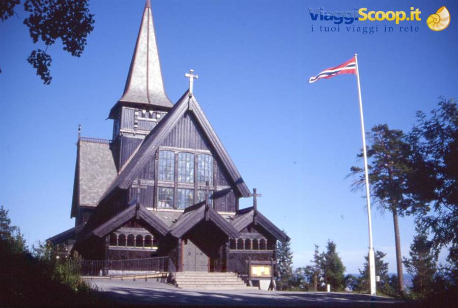 OSLO HOLMENKOLLEN - CHIESA IN LEGNO