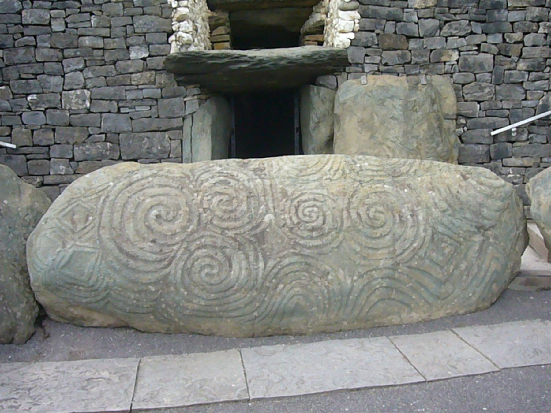 NEWGRANGE PIETRA CON SPIRALI ALL'INGRESSO DEL TUMULO