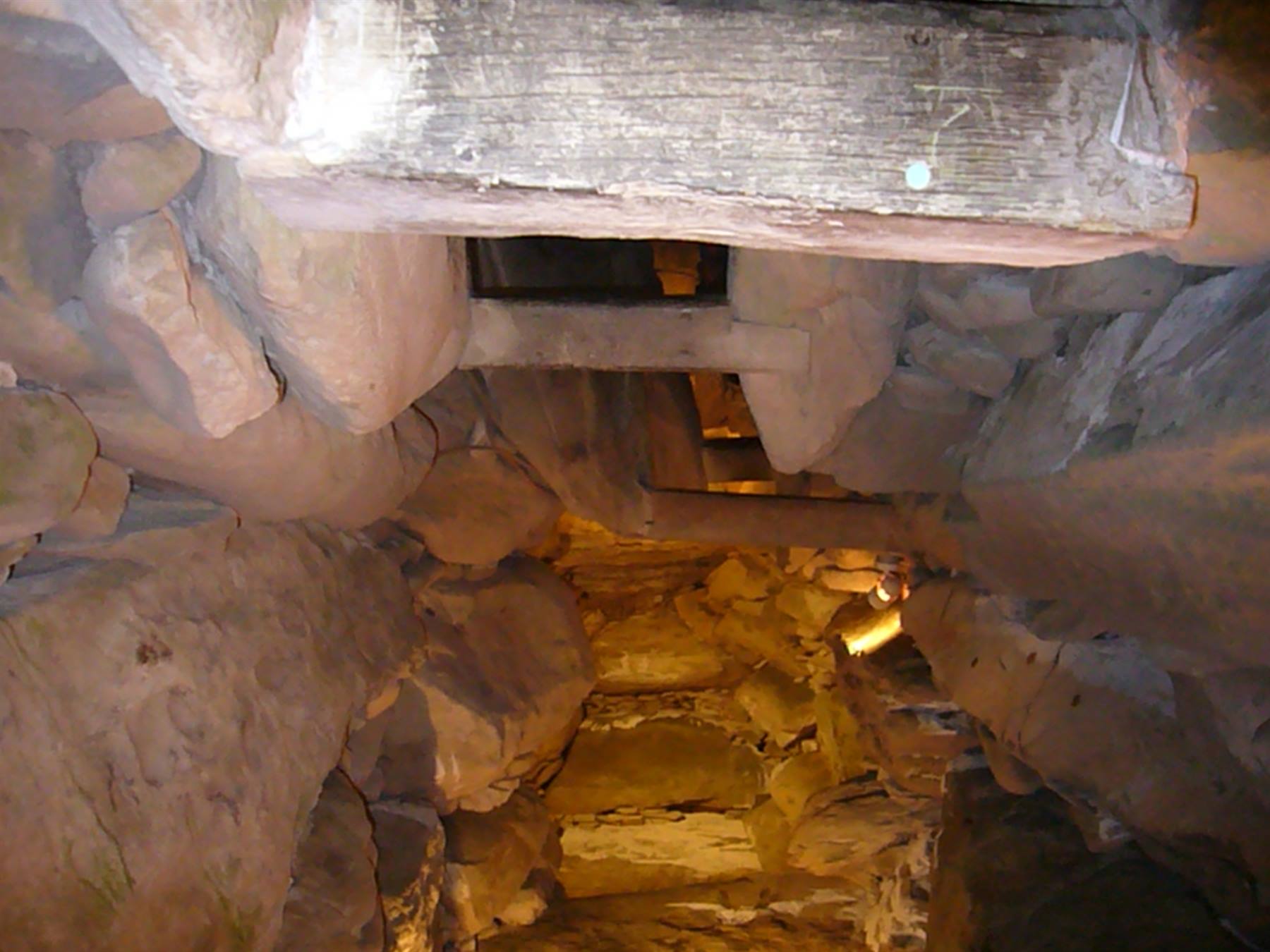 NEWGRANGE INTERNO DEL TUMULO