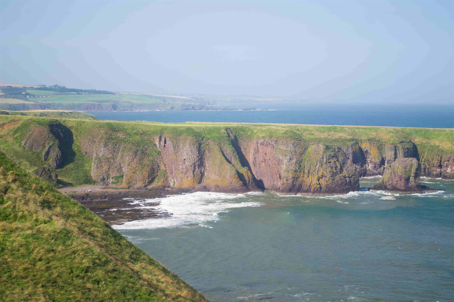 Le ripide scogliere a strapiombo di Dunnottar