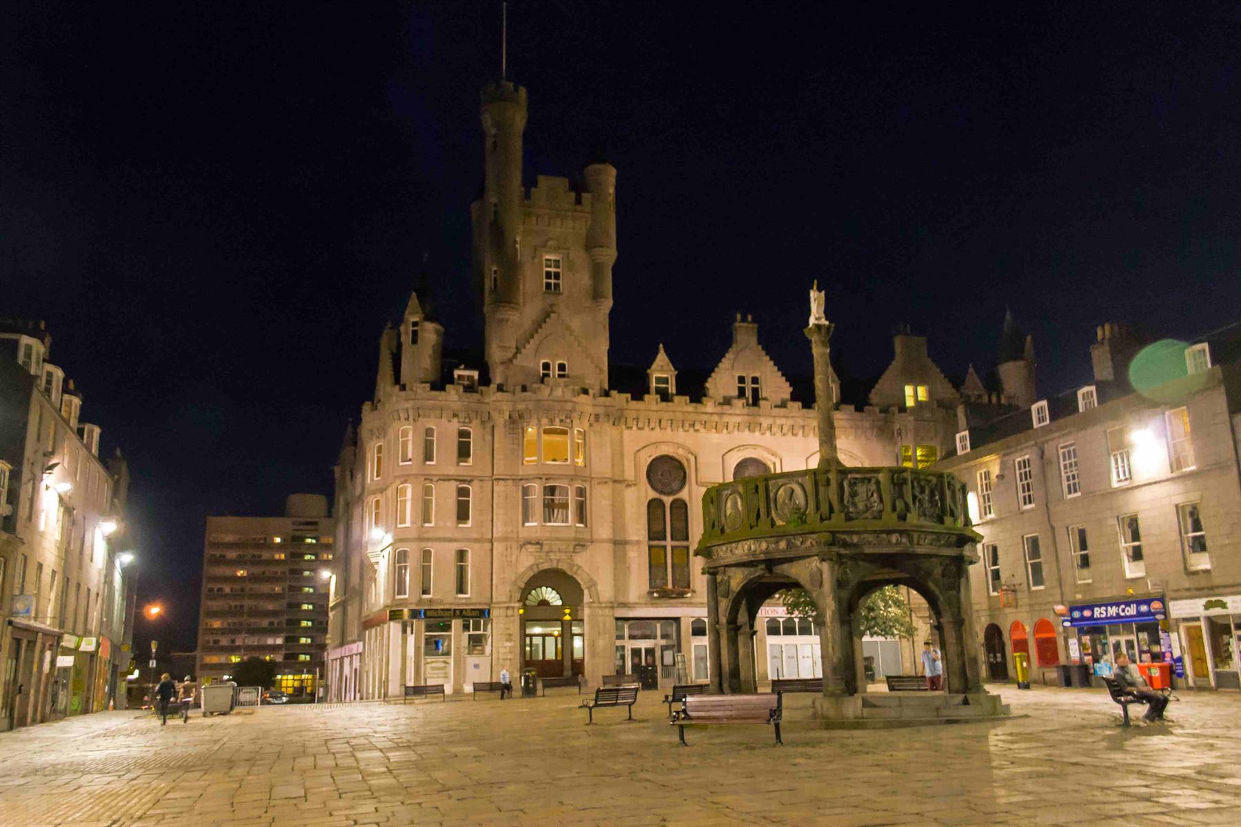 Centro di Aberdeen by night