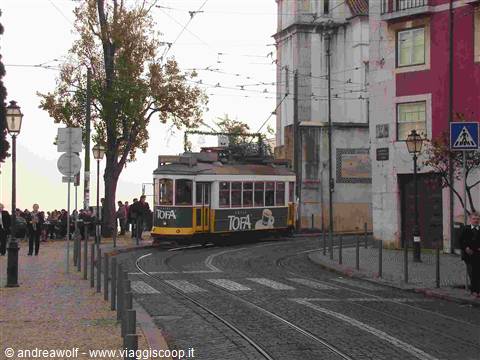 Il tram 28 nei vicoli di Lisbona (Praca do Sol)