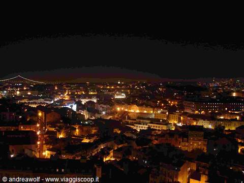 Veduta notturna di Lisbona