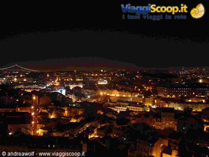 Veduta notturna di Lisbona
