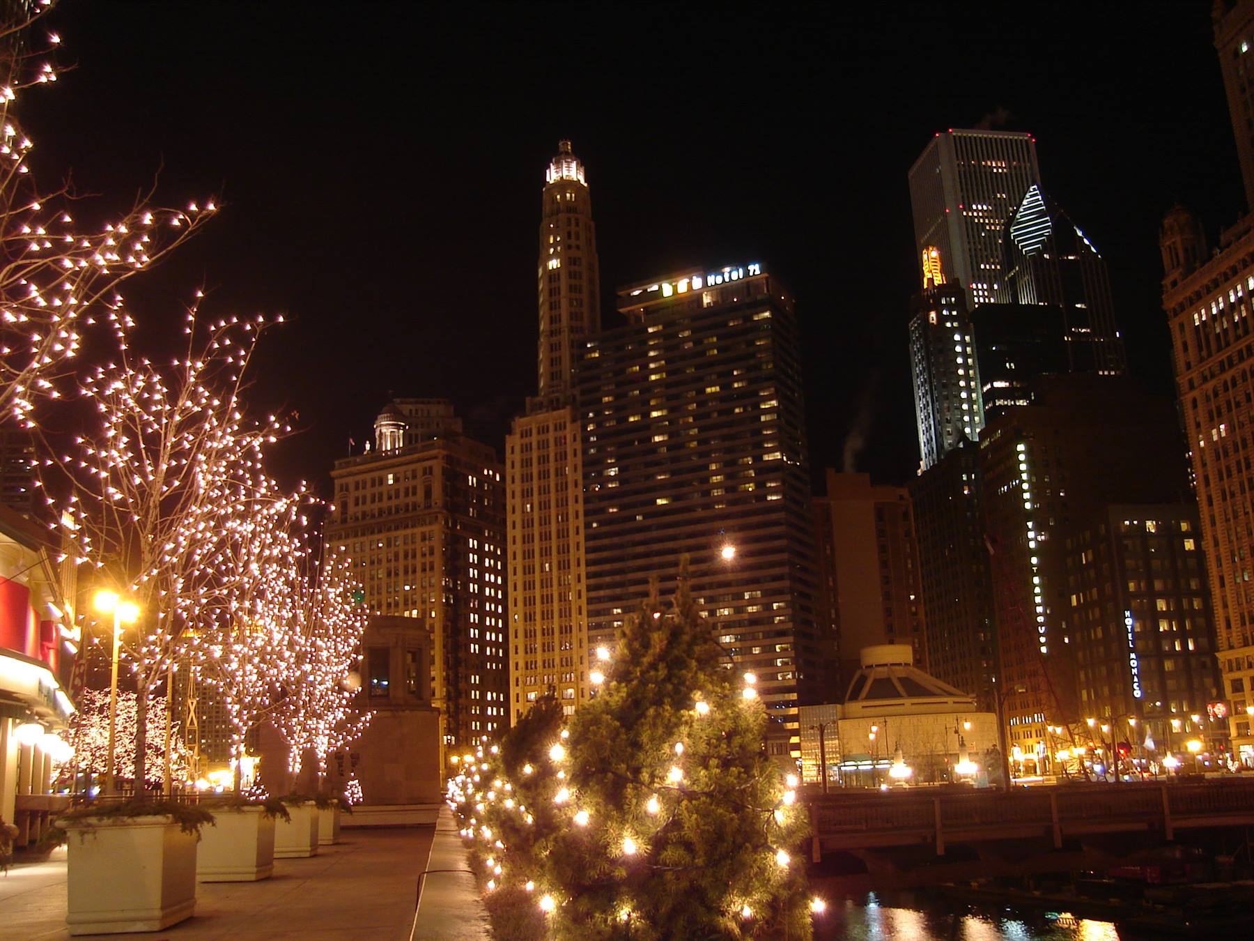 Vista notturna del Chicago River e dell'Hotel 71