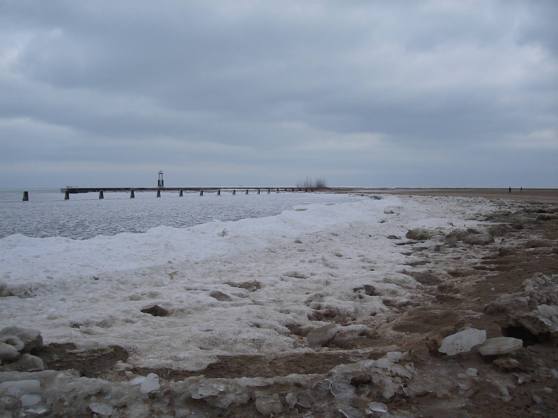 Spiaggia N. Avenue Beach, completamente ghiacciata