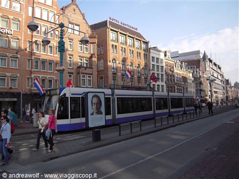 La Damrak, via principale di Amsterdam con l'immancabile tram