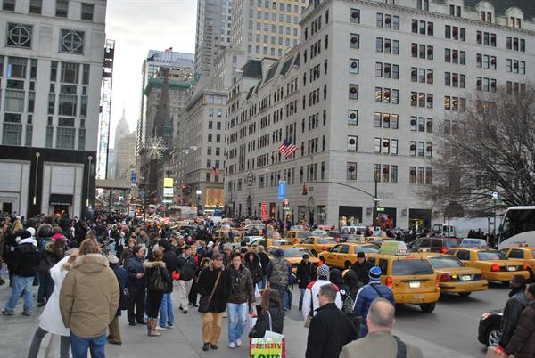 Folla sulla 5th Avenue