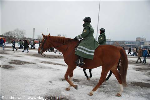 Polizia a cavallo nei pressi dell'Allianz Arena