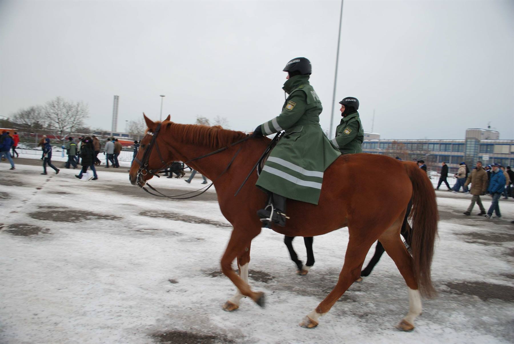 Polizia a cavallo nei pressi dell'Allianz Arena