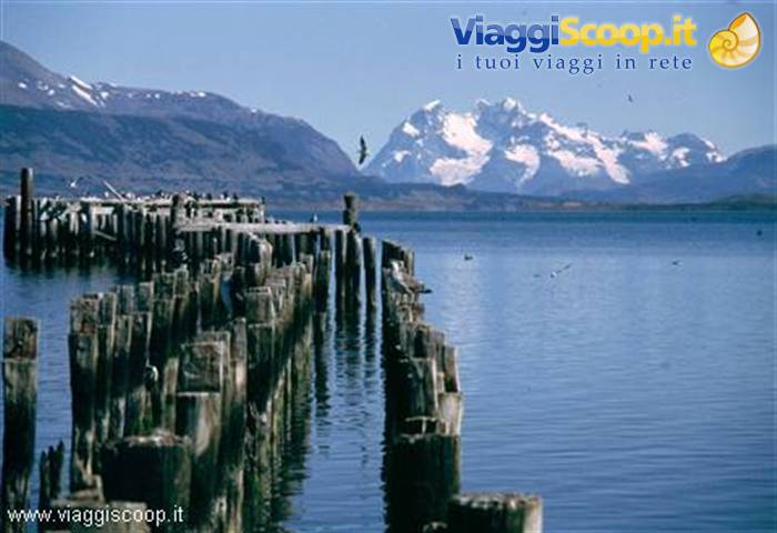Puerto Natales con il Cerro Balmaceda sullo sfondo