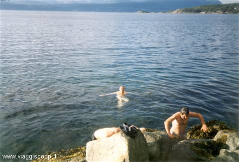 Bagno nel mare del nord a Narvik