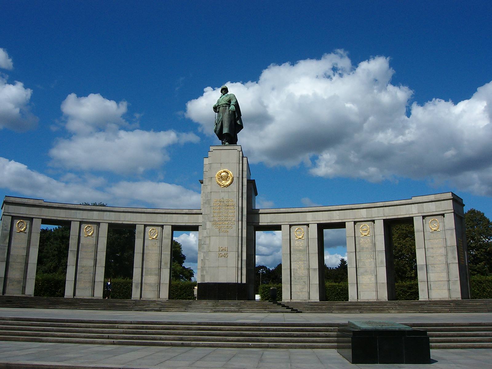 Monumento ai caduti : mai più la guerra!
