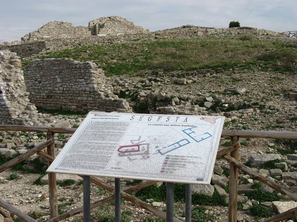 Segesta : l'anfitetro e la zona dell'acropoli