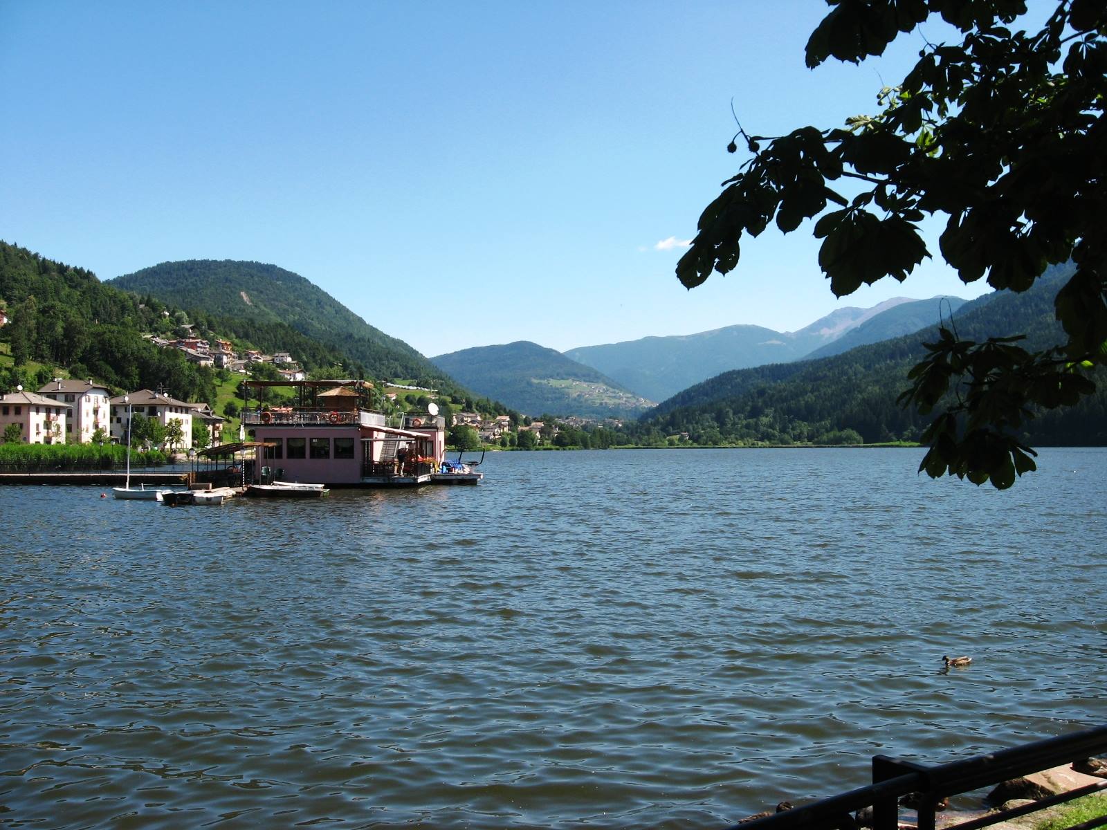 una bibita sul lago