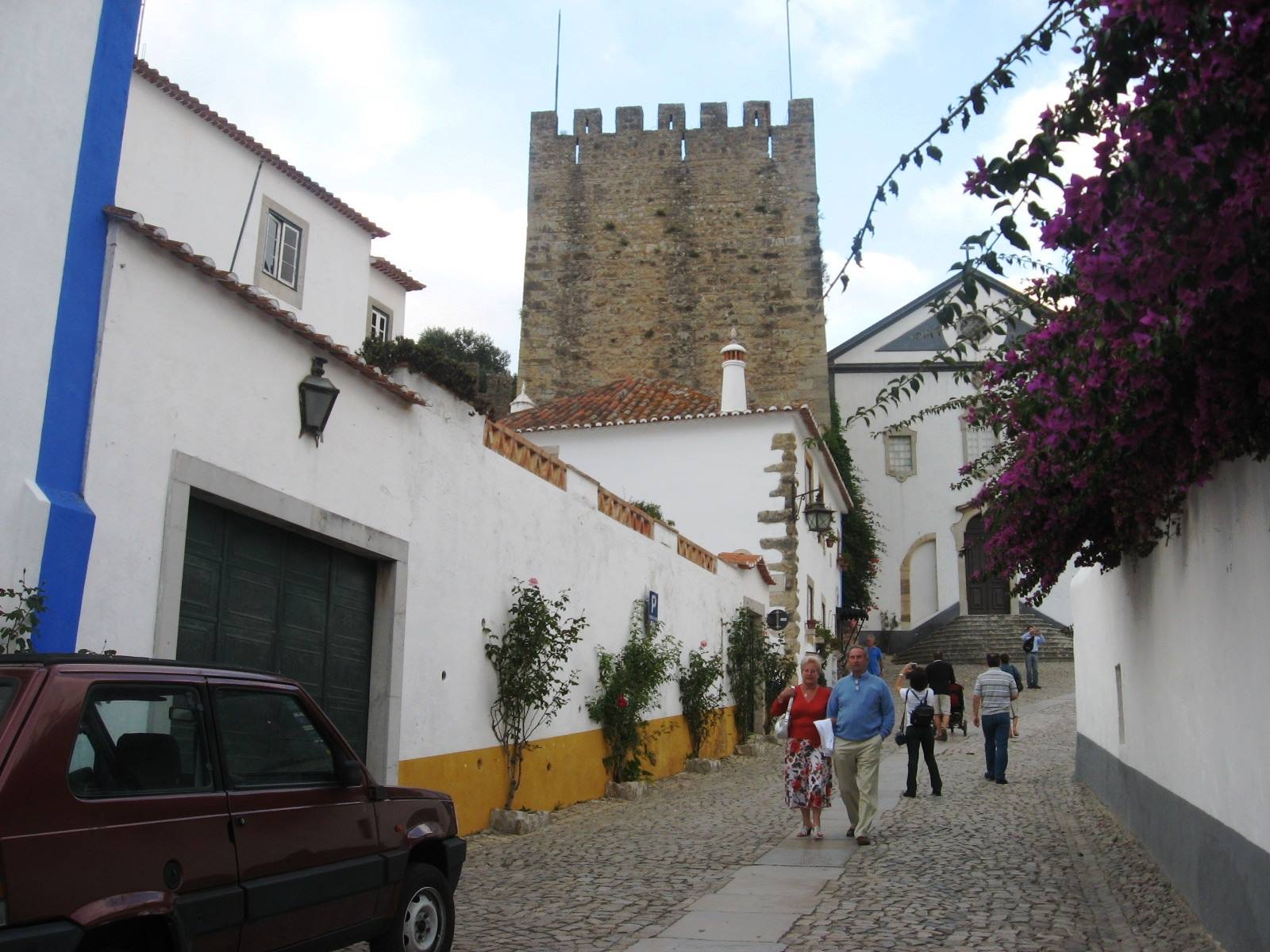 una torre con forsitia