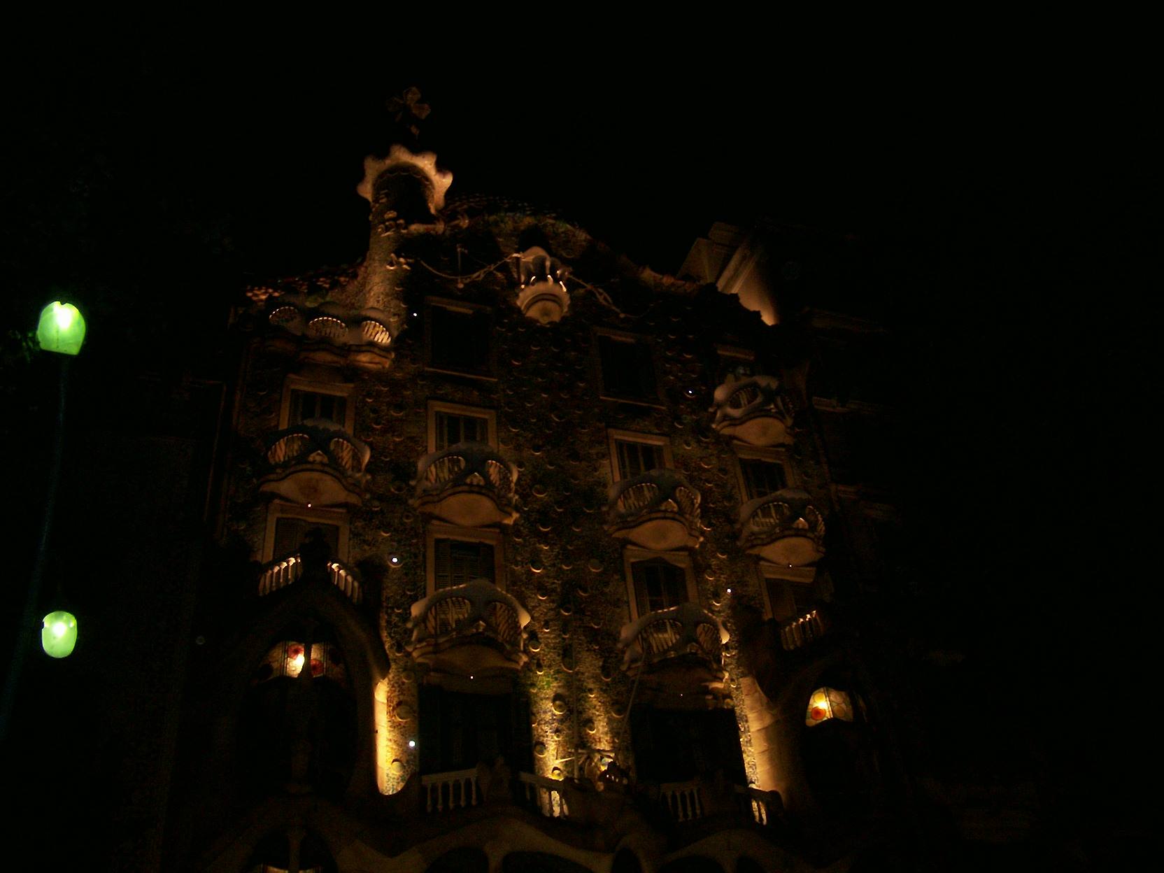 Casa Battlò by night