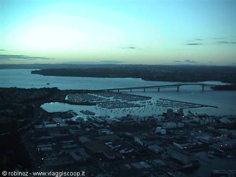 LA BAIA DI AUCKLAND AL TRAMONTO