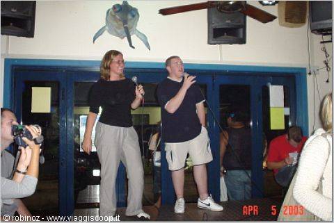 Louise e Barclay al karaoke
