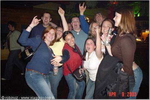 Stephanie, Anton, Rebby, io, Barclay, Tina, Louise, Paul, Brooke, Allison al disco pub