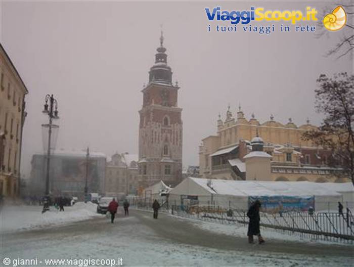 Il centro di Cracovia sotto la neve.