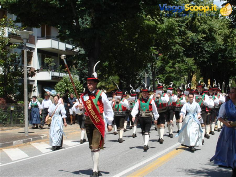 Sfilata per le vie di Merano 8