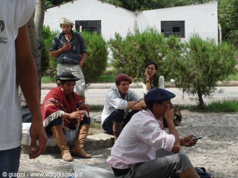 La Fiesta è finita: si aspetta, stanchi, l'autobus per il rientro alla quotidianità.