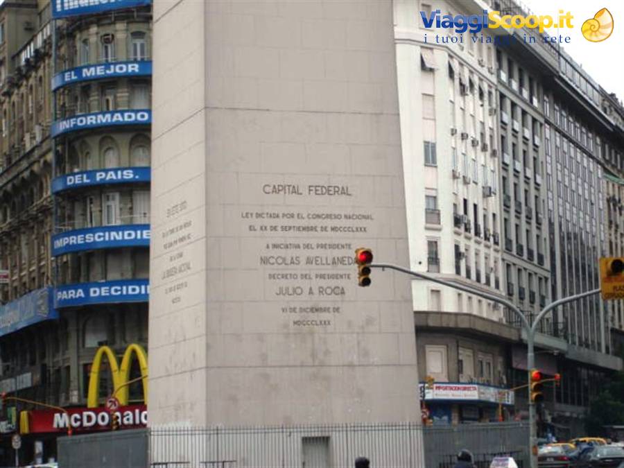 Particolare dell'obelisco.
