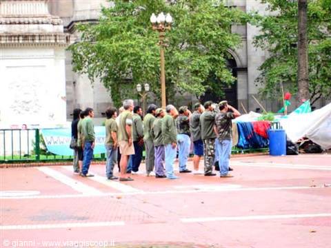 Ore 18,00: ammainabandiera davanti alla casa Rosada, protesta compita.