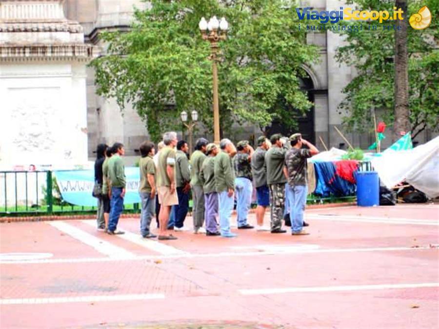 Ore 18,00: ammainabandiera davanti alla casa Rosada, protesta compita.