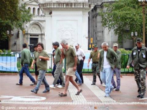 Al rimpete le righe gridano: "Viva la patria".
