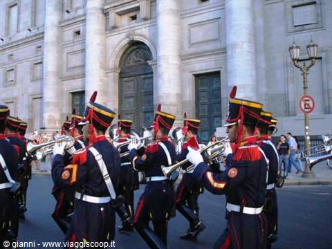 Cambio della guardia solenne da parte dei Granaderos.