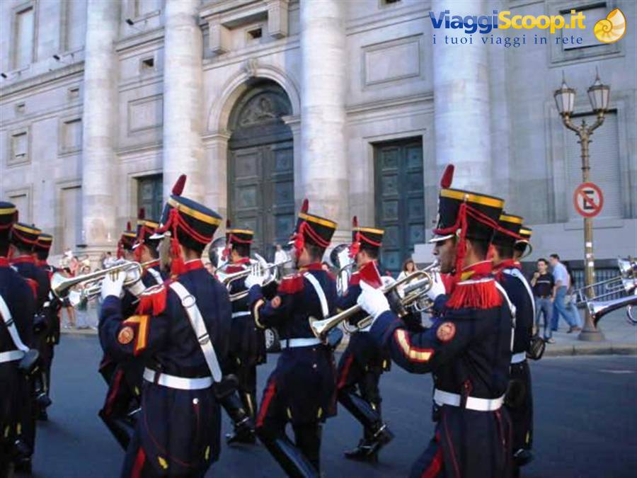 Cambio della guardia solenne da parte dei Granaderos.