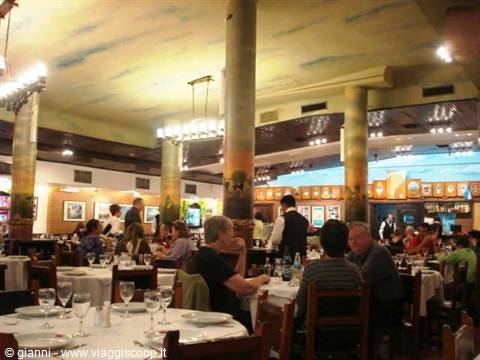 L'interno del ristorante La Estancia.