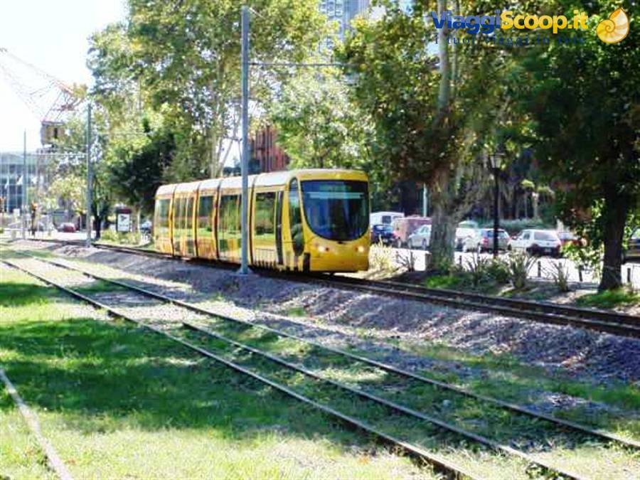 Il nuovo trenino a Puerto Madero.