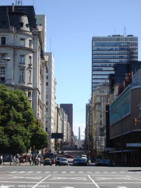 L'obelisco visto da Puero Madero attraverso Avenida Corrientes.