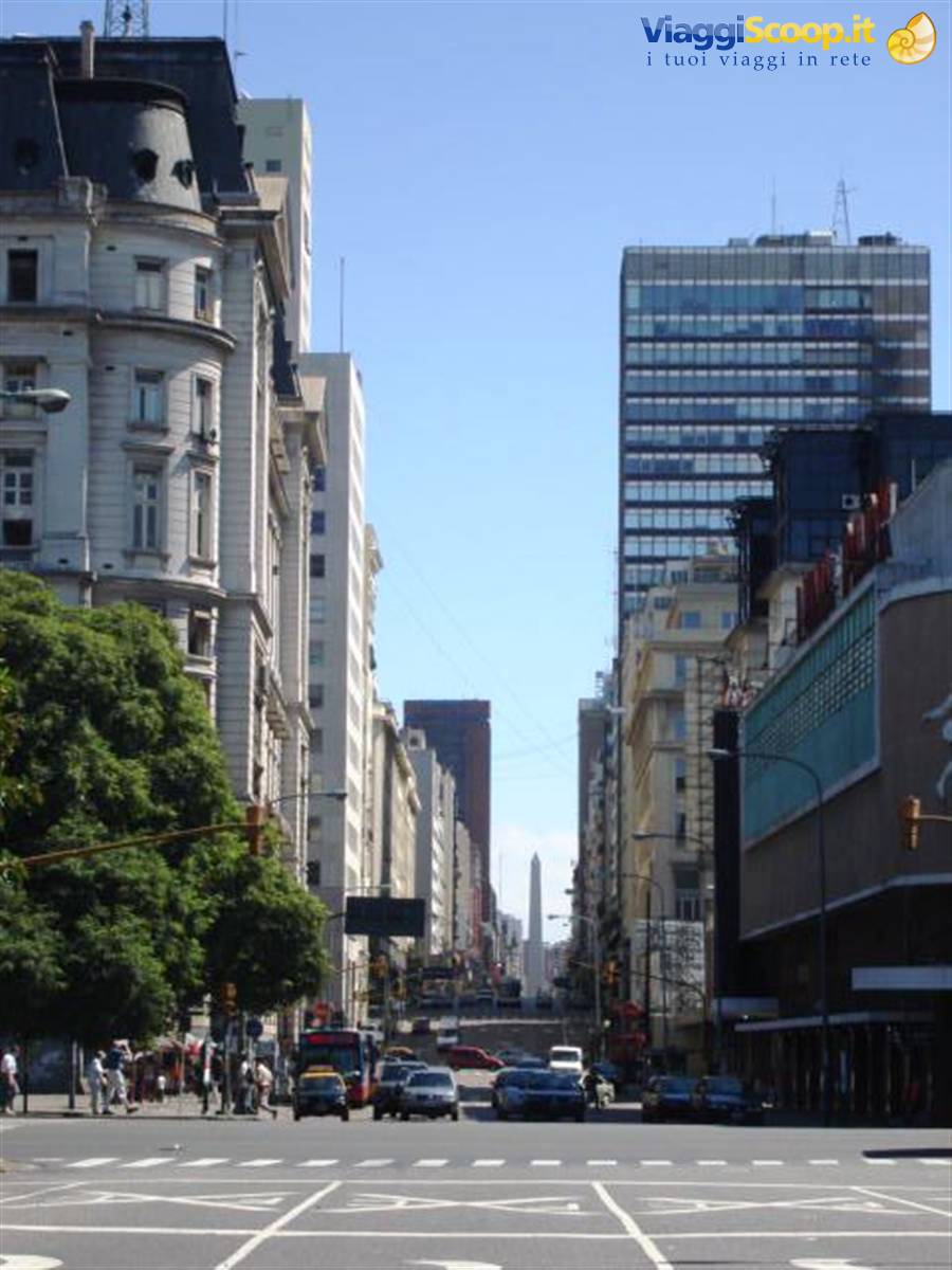 L'obelisco visto da Puero Madero attraverso Avenida Corrientes.