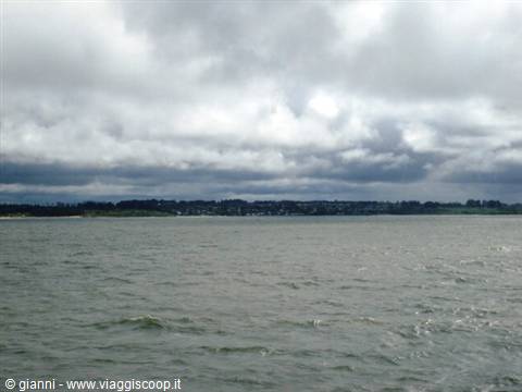 Rio de la Plata: sullo sfonfo la costa uruguagia.