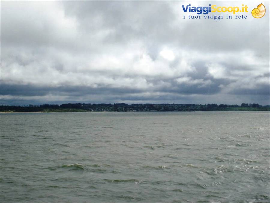 Rio de la Plata: sullo sfonfo la costa uruguagia.