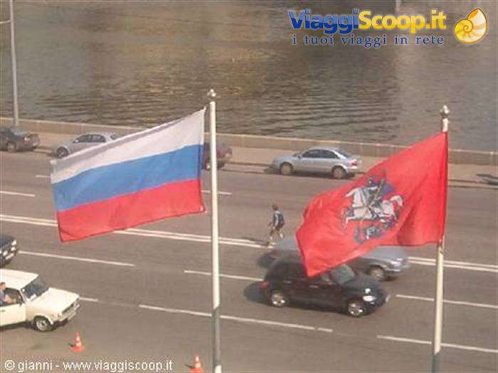Bandiera russa e di Mosca, sullo sfondo la Moscova