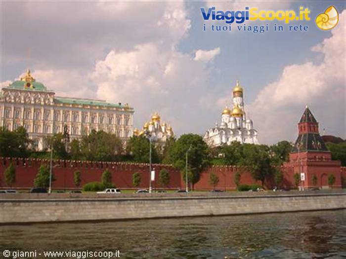 Kremlino visto dalla Moscova