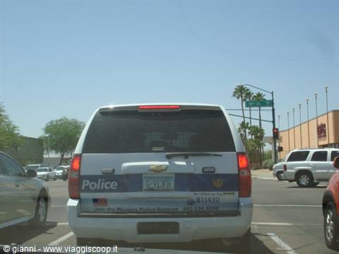 Phoenix: la Polizia davanti; i problemi iniziano quando sta dietro e con le sirene accese...