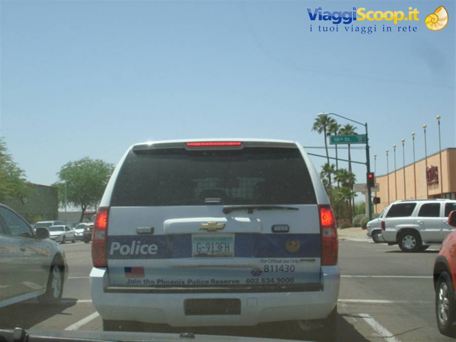 Phoenix: la Polizia davanti; i problemi iniziano quando sta dietro e con le sirene accese...