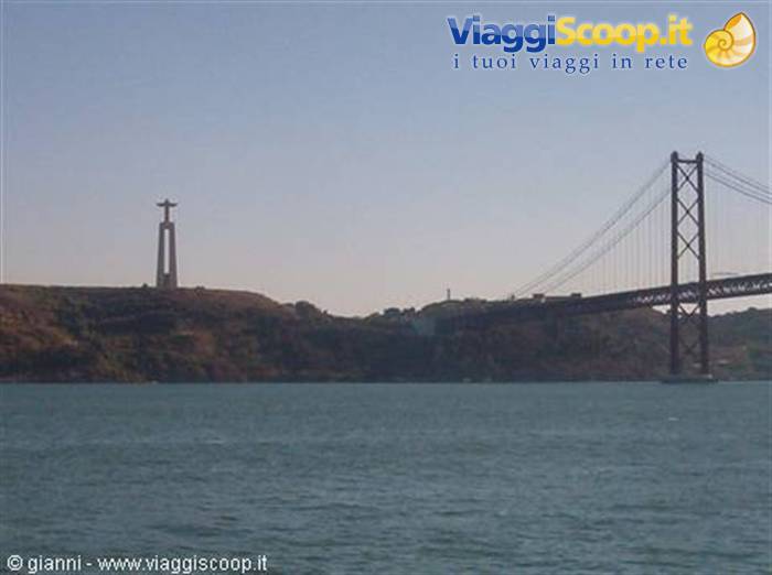 Cristo Rei e ponte visti dal Tejo